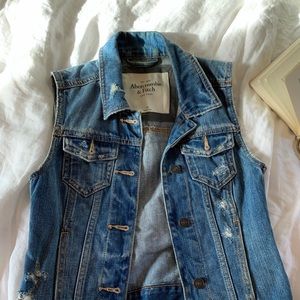 Abercrombie & Fitch Cropped Denim Vest
